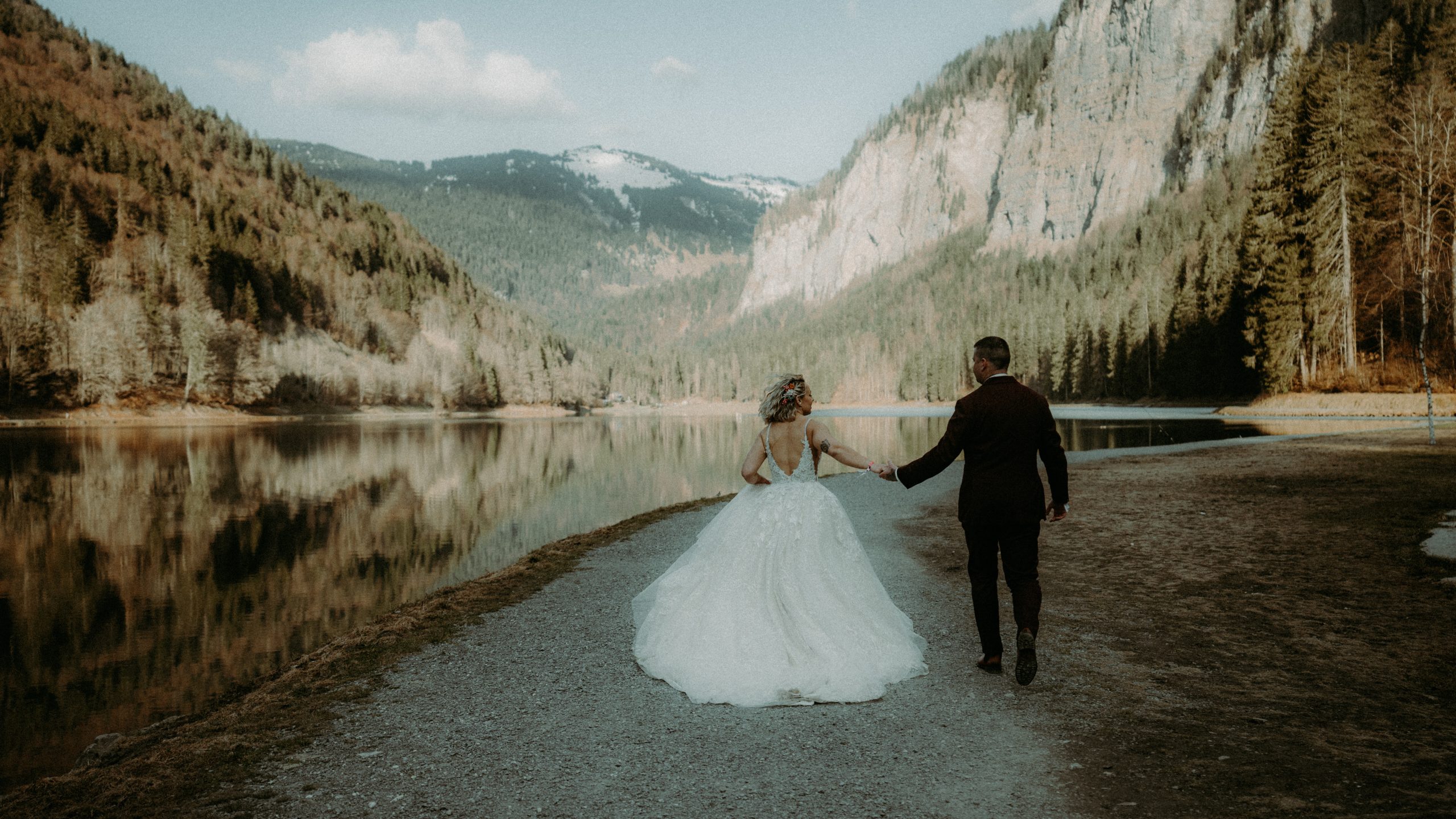 couple qui court le long d'un lac au domaine du baron à montriond