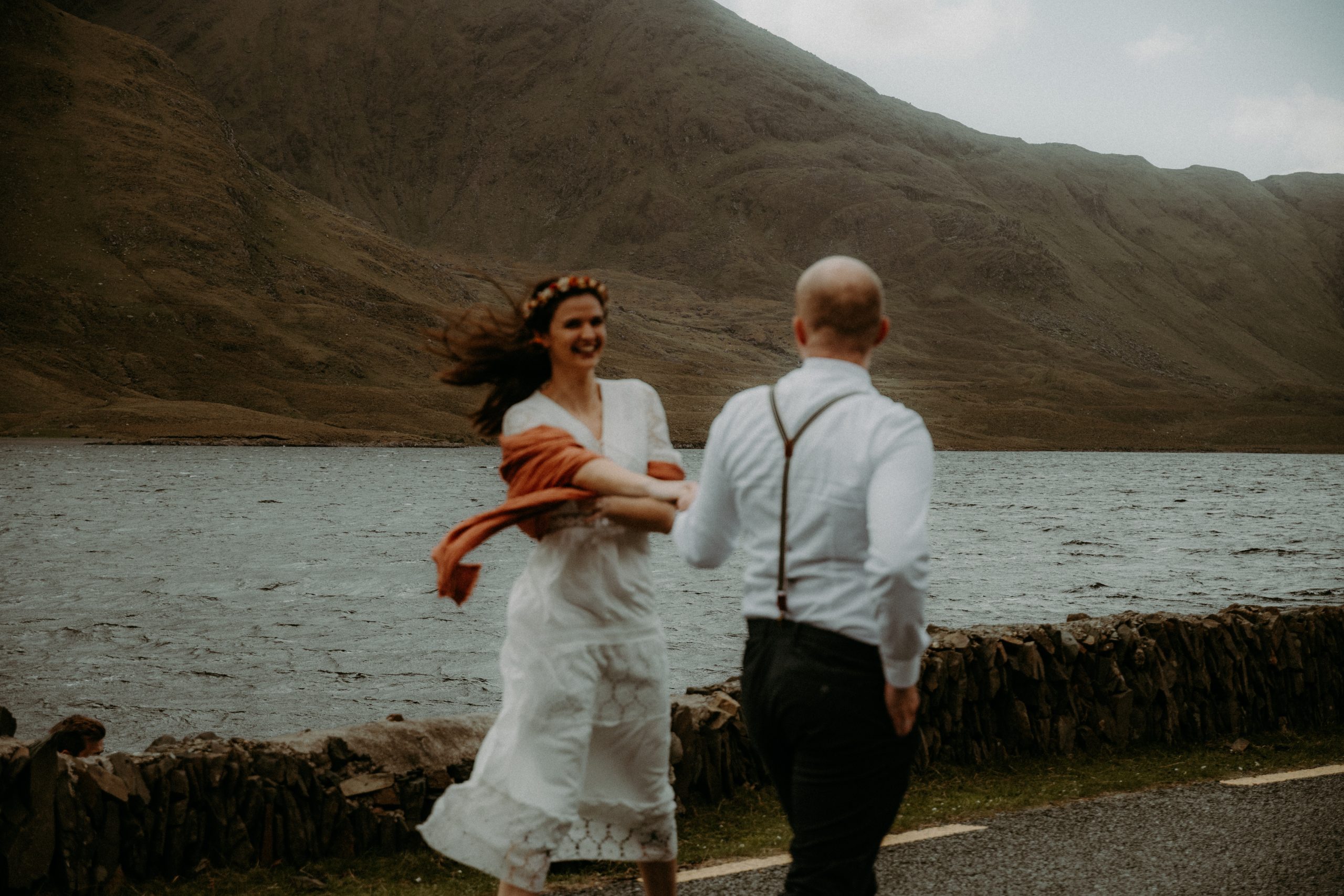 mariés français dansant sur la route après leur elopement en irlande