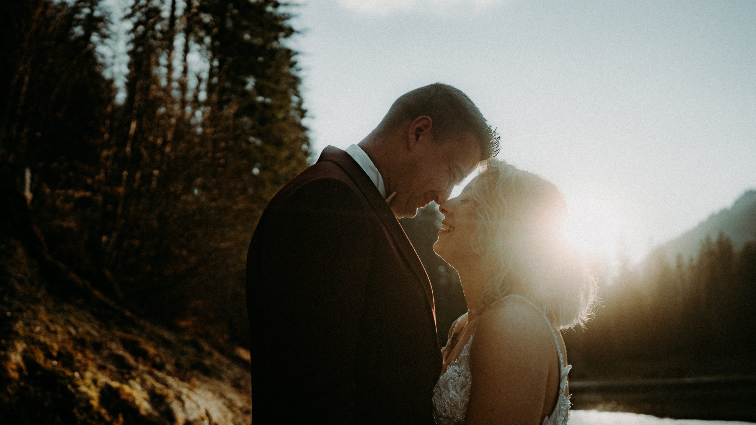 photo de couple de mariage front contre front au coucher de soleil