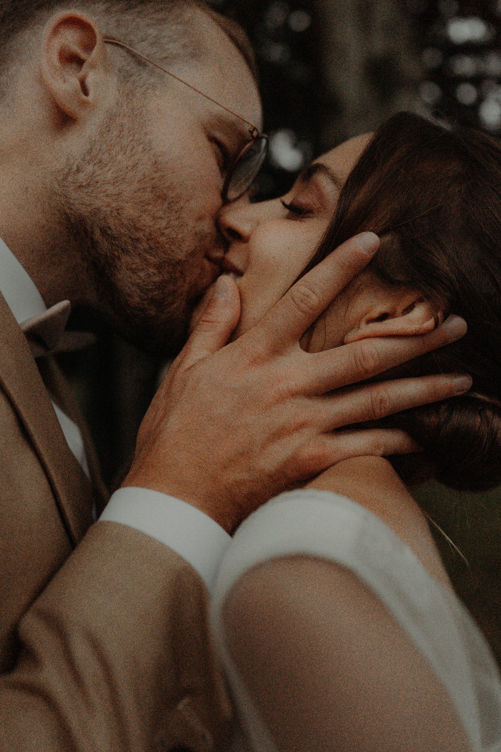 couple de mariés s'embrassant passionnément