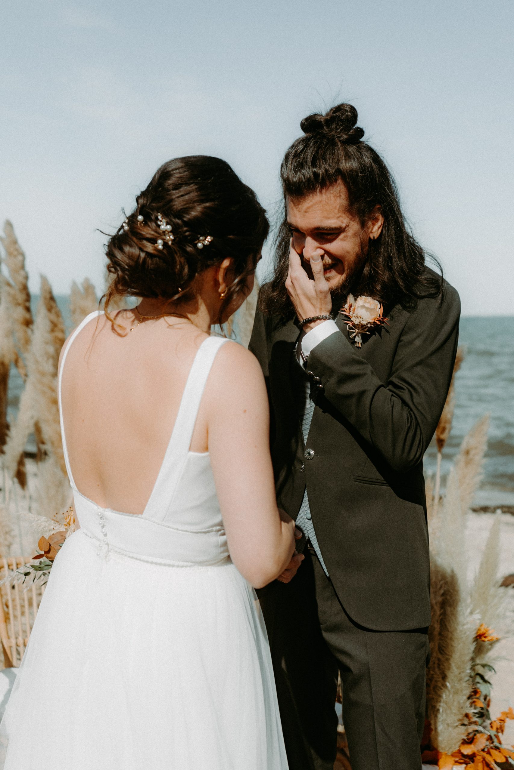marié ému en découvrant sa femme à leur cérémonie sur la plage de la citadelle d'oléron