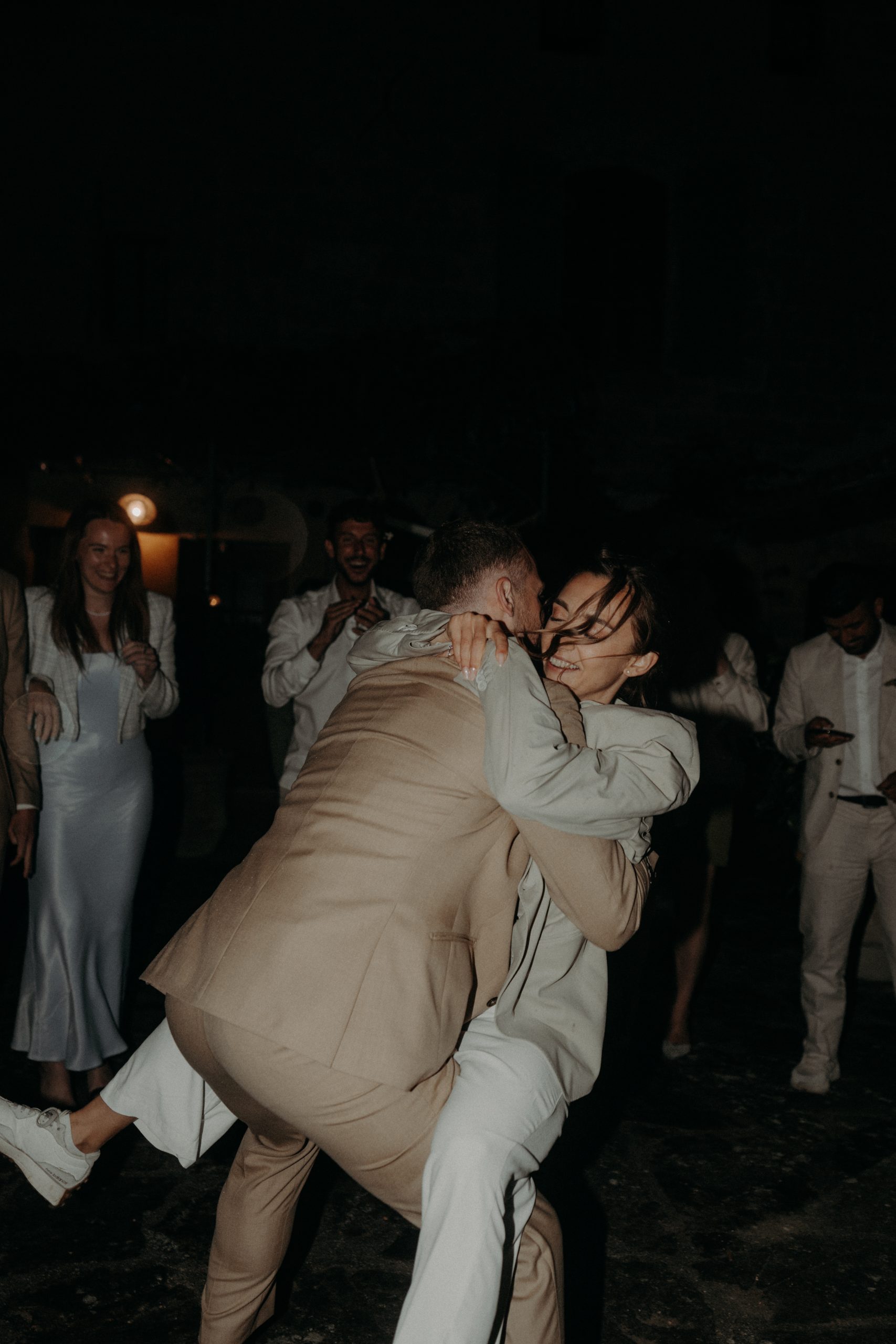 marié qui porte la mariée sur le dancefloor