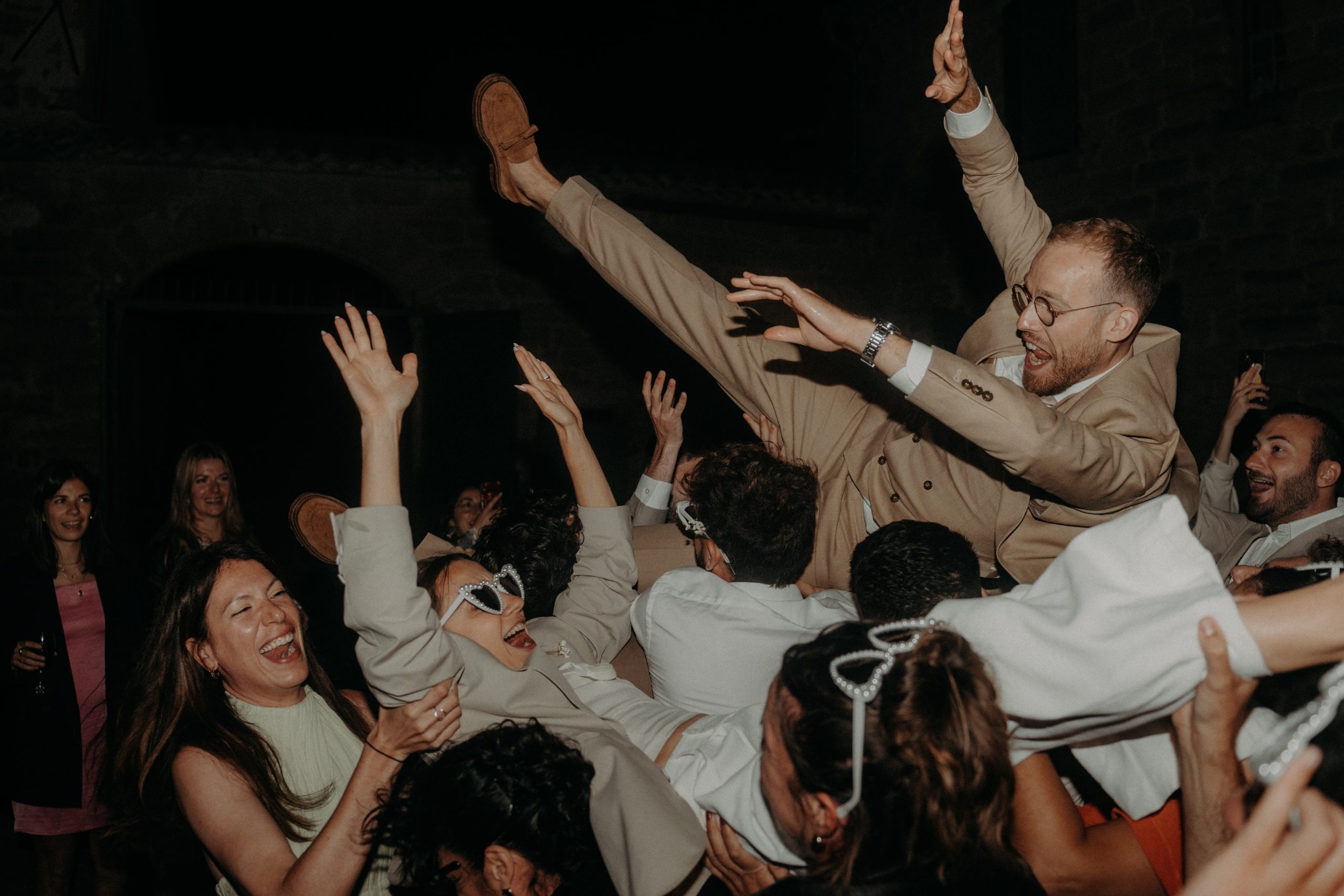 crowd surf à une soirée de mariage a nimes