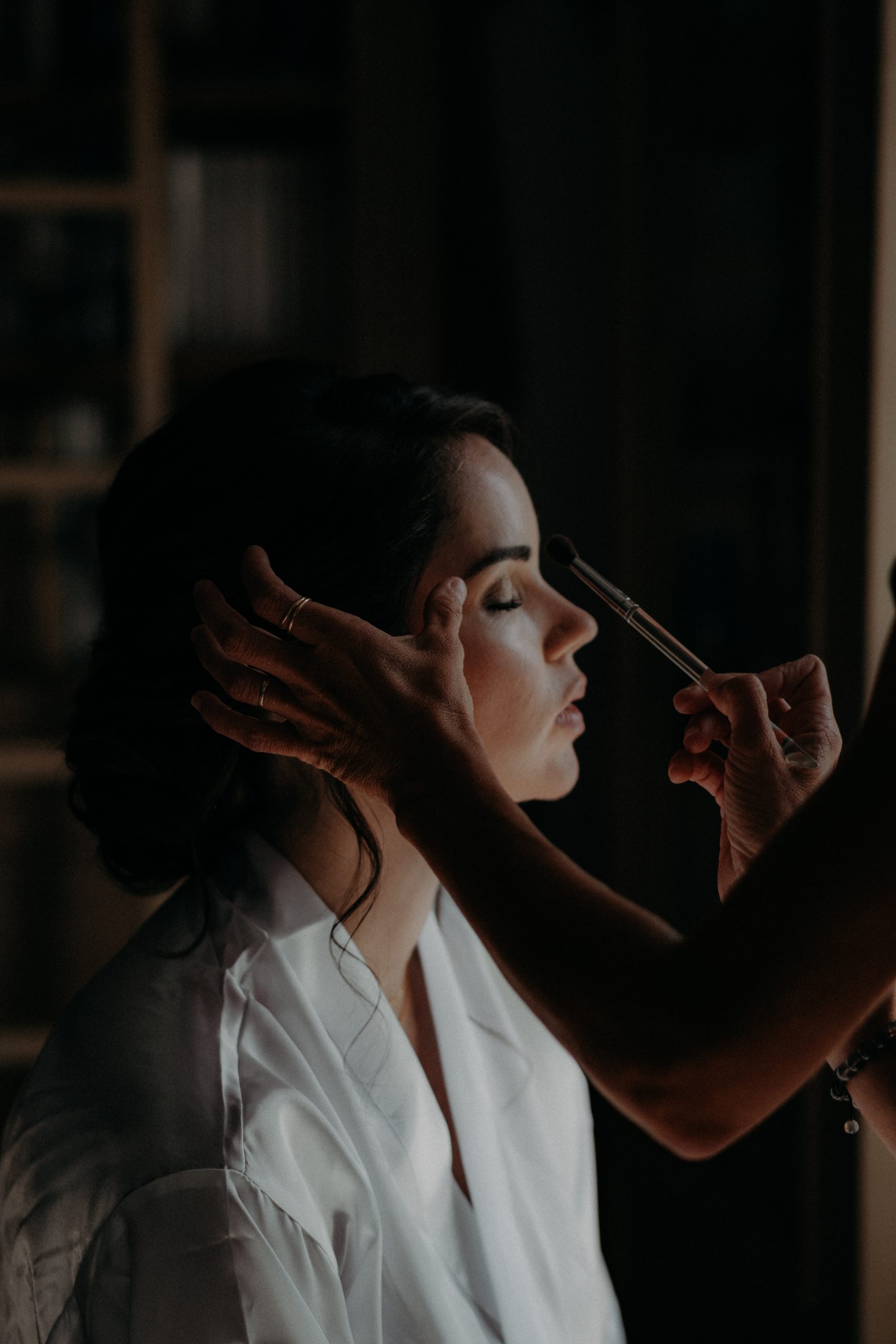 future mariée maquillée pendant ses préparatifs à Oléron