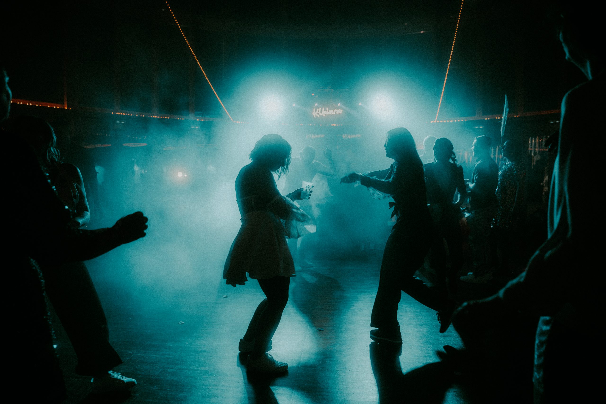 mariée bourrée sur la piste de danse
