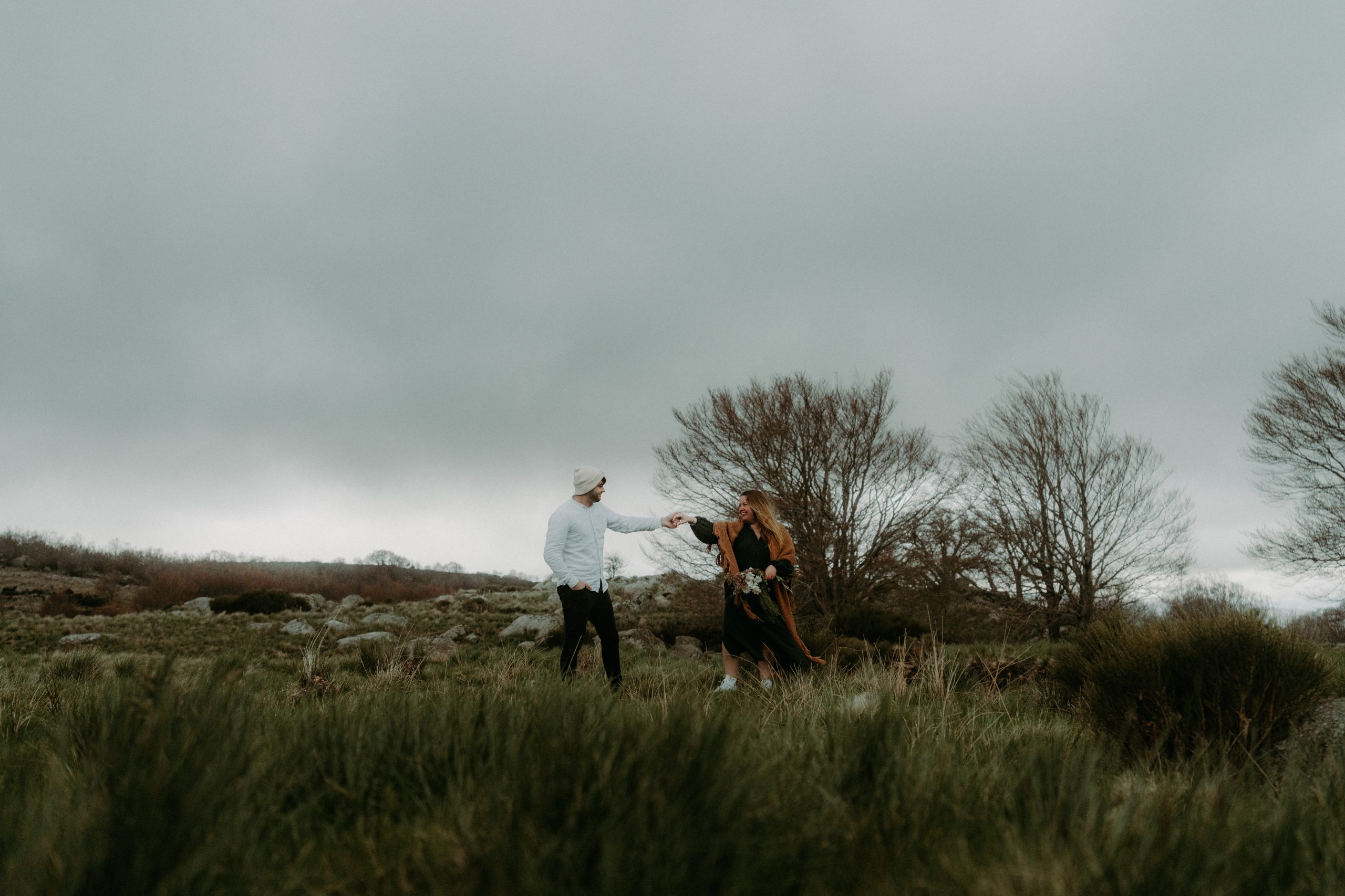 mariés marchant dans la nature au masméjean en lozère