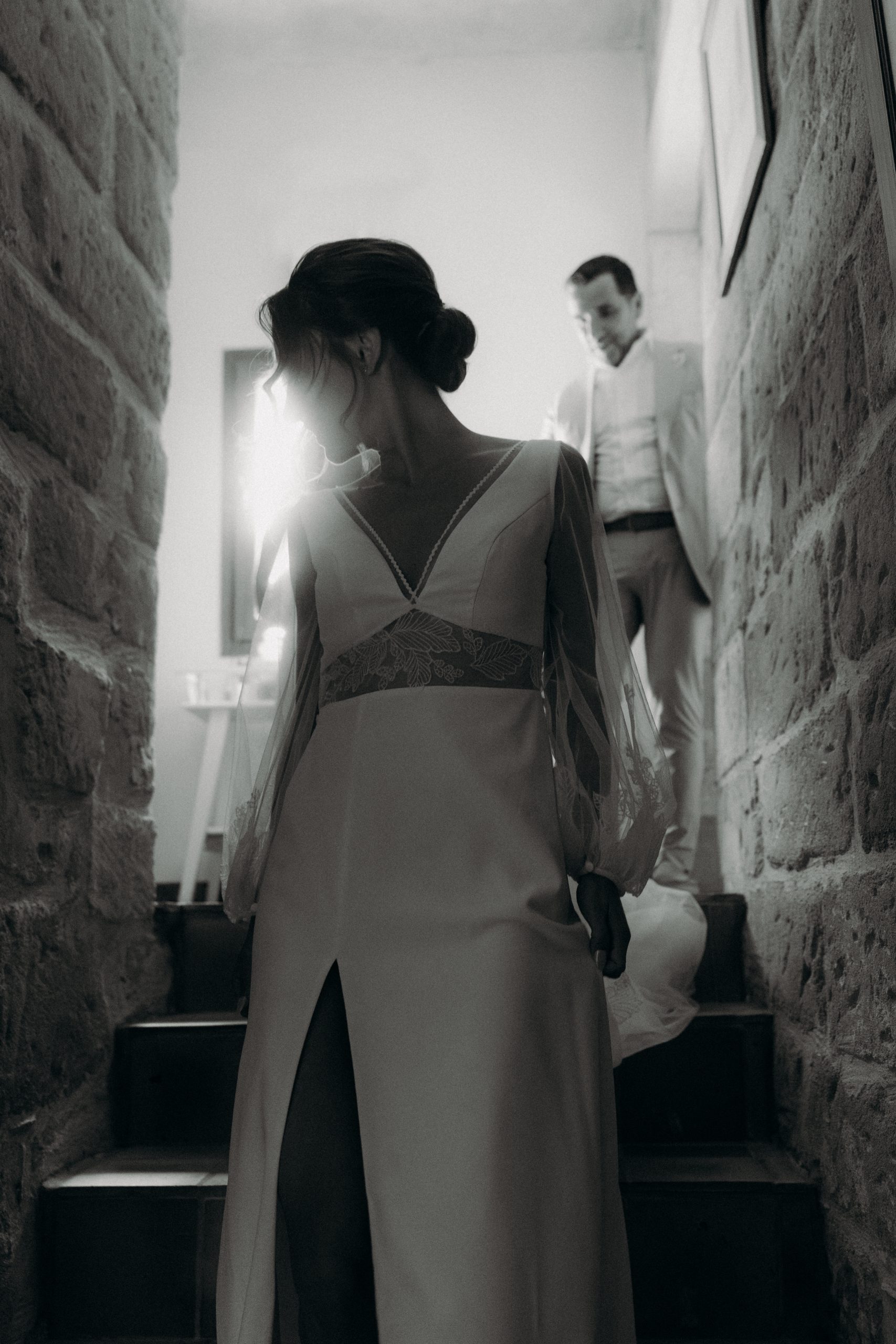 mariée descendant les escaliers pour aller à la cérémonie laïque de son mariage