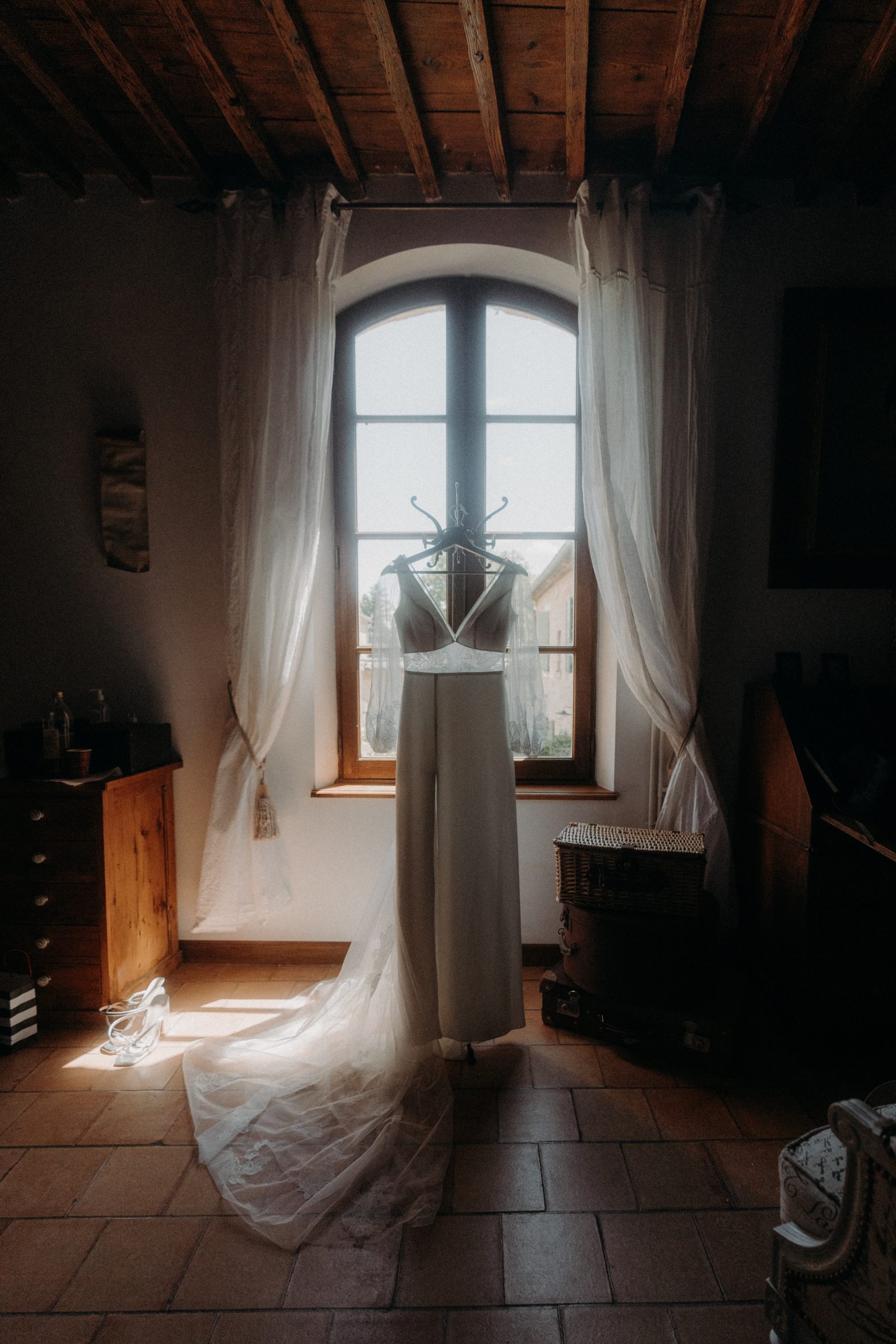 robe de mariée suspendue dans un mas à nîmes en provence