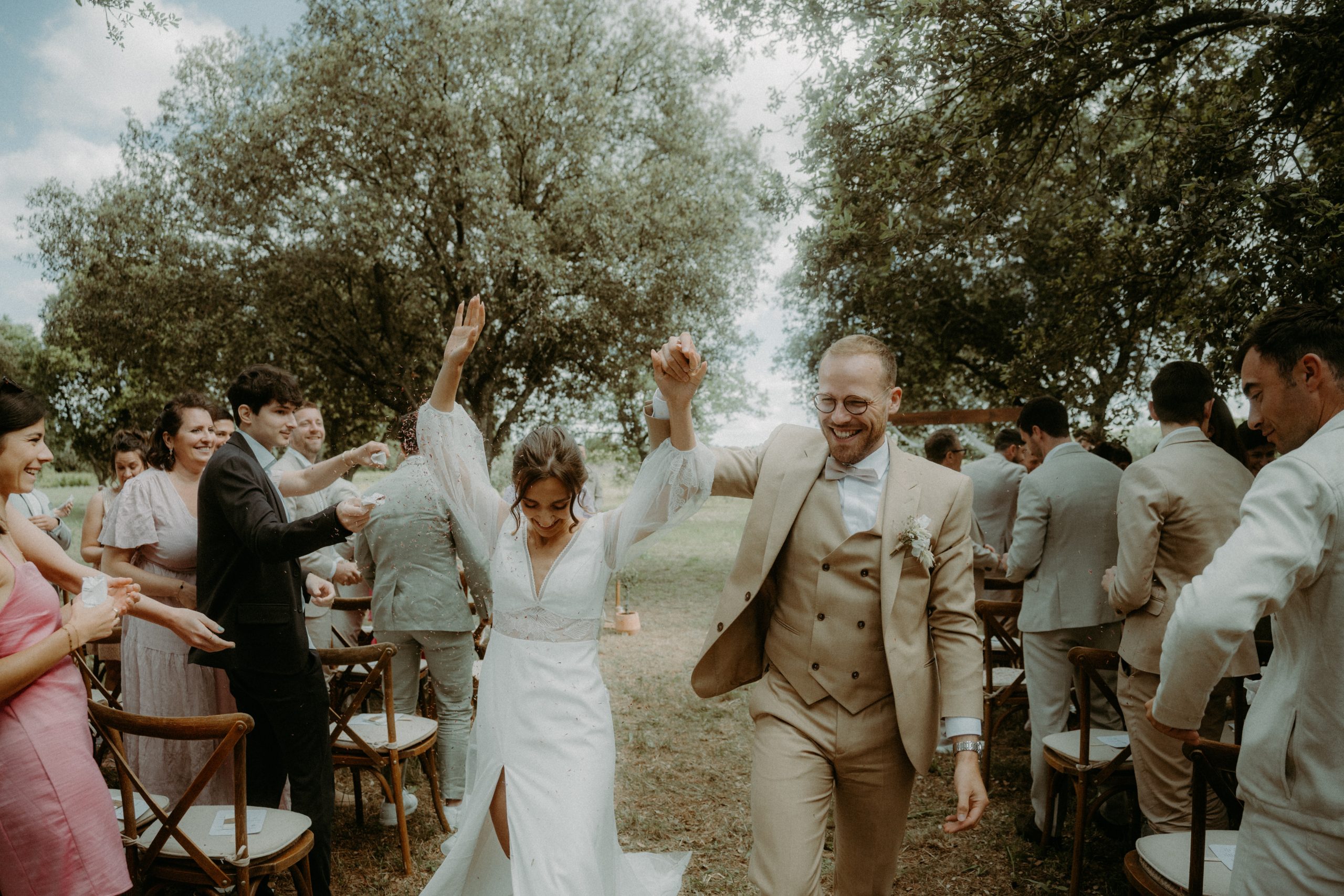 couple levant les bras après avoir dit oui à leur mariage en provence