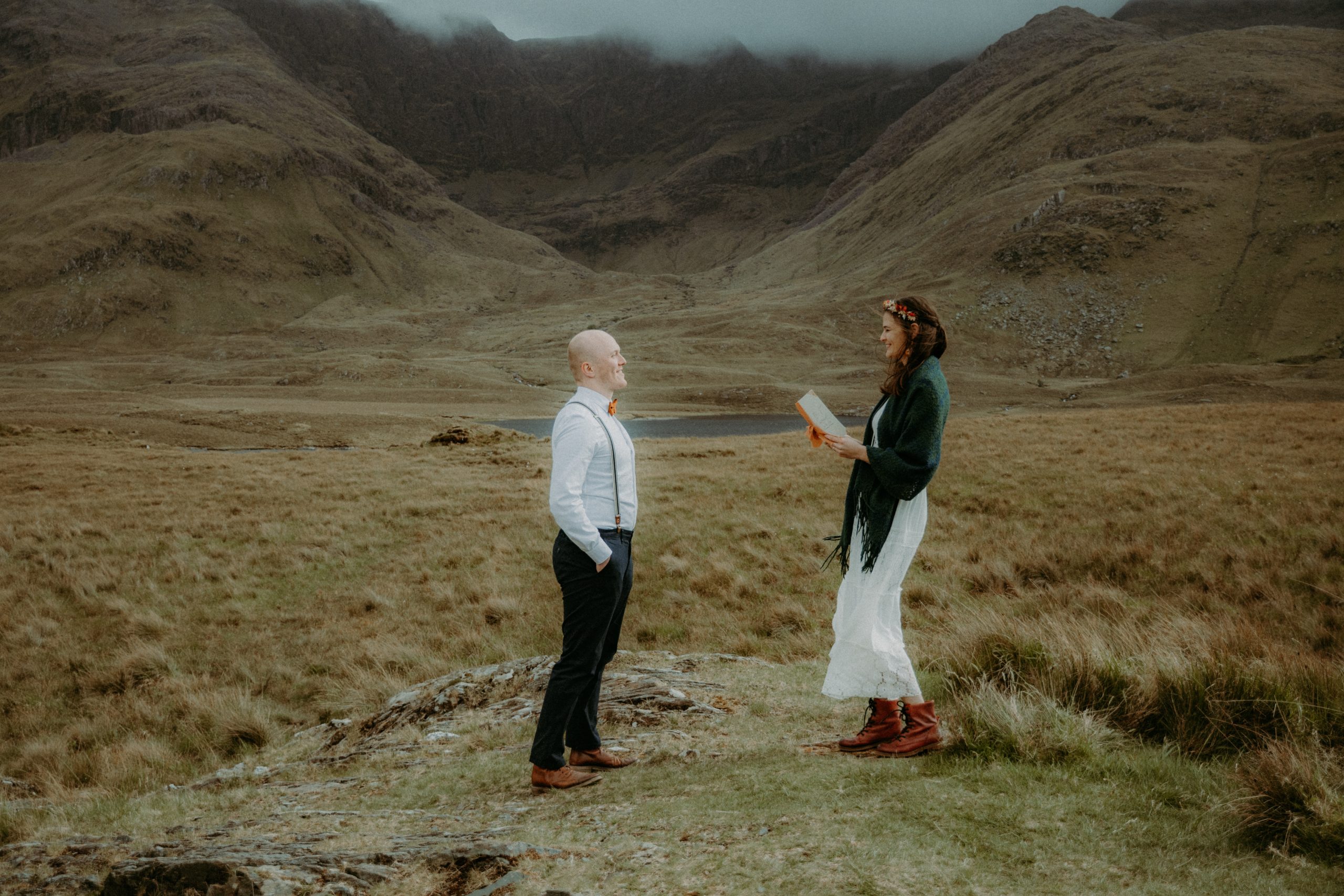 échange de voeux lors d'un elopement ou mariage sauvage en ecosse
